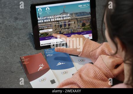 France. 27 janvier 2024. © PHOTOPQR/l'ALSACE/Jean-François FREY ; ; 27/01/2024 ; Illustration achats de billets pour les Jeux Olympiques de Paris 2024. Billets pour les Jeux olympiques de Paris 2024 crédit : MAXPPP/Alamy Live News Banque D'Images