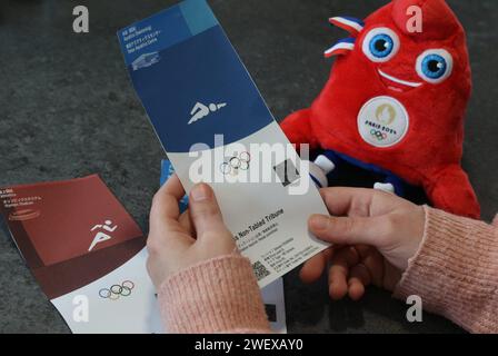 France. 27 janvier 2024. © PHOTOPQR/l'ALSACE/Jean-François FREY ; ; 27/01/2024 ; Illustration achats de billets pour les Jeux Olympiques de Paris 2024. Billets pour les Jeux olympiques de Paris 2024 crédit : MAXPPP/Alamy Live News Banque D'Images