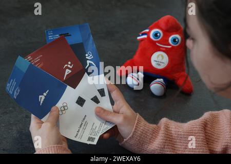 France. 27 janvier 2024. © PHOTOPQR/l'ALSACE/Jean-François FREY ; ; 27/01/2024 ; Illustration achats de billets pour les Jeux Olympiques de Paris 2024. Billets pour les Jeux olympiques de Paris 2024 crédit : MAXPPP/Alamy Live News Banque D'Images