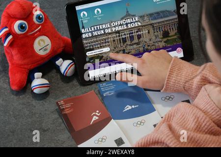 France. 27 janvier 2024. © PHOTOPQR/l'ALSACE/Jean-François FREY ; ; 27/01/2024 ; Illustration achats de billets pour les Jeux Olympiques de Paris 2024. Billets pour les Jeux olympiques de Paris 2024 crédit : MAXPPP/Alamy Live News Banque D'Images