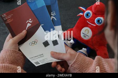 France. 27 janvier 2024. © PHOTOPQR/l'ALSACE/Jean-François FREY ; ; 27/01/2024 ; Illustration achats de billets pour les Jeux Olympiques de Paris 2024. Billets pour les Jeux olympiques de Paris 2024 crédit : MAXPPP/Alamy Live News Banque D'Images