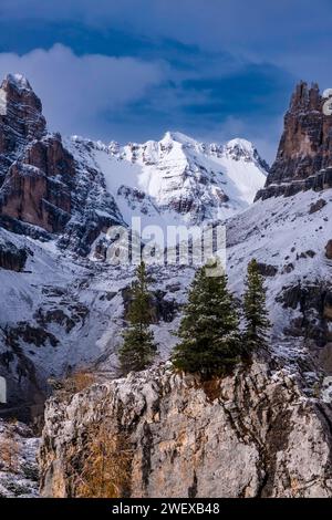 Sommets enneigés des montagnes Monte Ciaval et Monte Casale de gauche en hiver, vus de la formation rocheuse Cinque Torri. Cortina d Ampezzo Banque D'Images