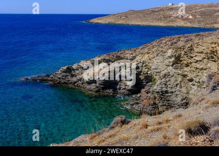 Côte avec eau turquoise sur l'île de Tinos, Grèce Banque D'Images