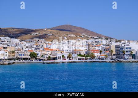 Tinos, GR - 6 août 2023 : vue panoramique de Chora, capitale de l'île de Tinos, depuis le ferry Banque D'Images