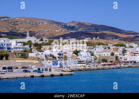 Tinos, GR - 6 août 2023 : vue panoramique de Chora, capitale de l'île de Tinos, depuis le ferry Banque D'Images