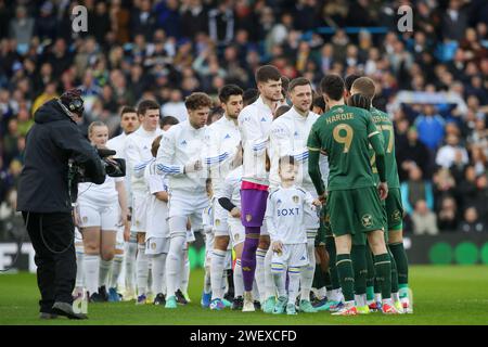 Leeds, Royaume-Uni. 27 janvier 2024. Les deux équipes se serrent la main avant le match du quatrième tour de la coupe Emirates FA Leeds United vs Plymouth Argyle à Elland Road, Leeds, Royaume-Uni, le 27 janvier 2024 (photo de James Heaton/News Images) à Leeds, Royaume-Uni le 1/27/2024. (Photo de James Heaton/News Images/Sipa USA) crédit : SIPA USA/Alamy Live News Banque D'Images