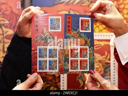 Paris, France. 26 janvier 2024. Cette photo prise le 26 janvier 2024 montre une paire de timbres émis par le groupe la poste pour célébrer le nouvel an lunaire chinois à Paris, France. Le groupe français la poste a dévoilé vendredi une paire de timbres pour célébrer le nouvel an lunaire chinois, l'année du Dragon. Un timbre représente un dragon volant sur fond bleu, et l'autre représente un dragon sur fond rouge avec sa tête projetée en arrière. Crédit : Gao Jing/Xinhua/Alamy Live News Banque D'Images