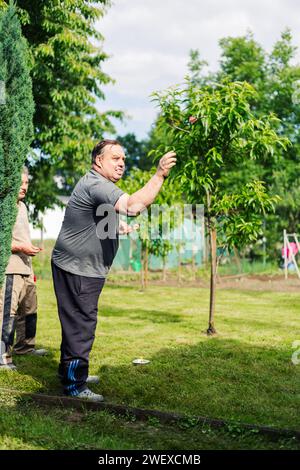 Homme jouant à un jeu de fléchettes. Il a besoin de concentration et de perfection pour gagner Banque D'Images