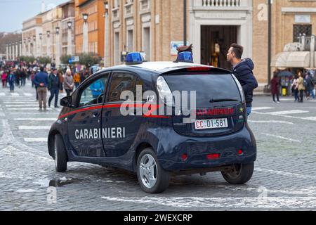 Piazza Papa Pio XII, Cité du Vatican, mars 17 2018 : une voiture de carabinieri sur la Piazza Papa Pio XII avec un carabinieri parlant avec un touriste. Banque D'Images