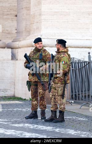 Piazza Papa Pio XII, Cité du Vatican - Mars 20 2018 : deux soldats italiens bavardent à côté de St. Basilique Pierre. Banque D'Images