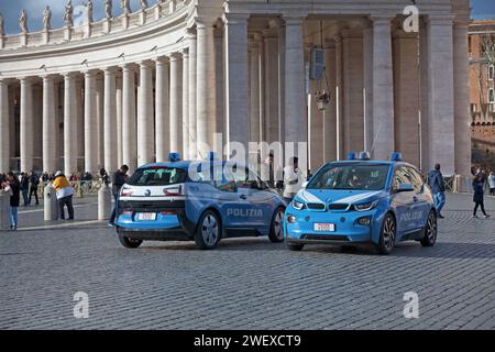Piazza Papa Pio XII, Cité du Vatican, mars 18 2018 : deux voitures de police garées sur la Piazza Papa Pio XII Banque D'Images