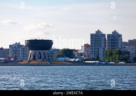 Kazan, Russie - juillet 10 2018 : le Centre de la famille Kazan en face de la rivière Kazanka. Banque D'Images