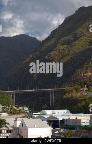 Saint-Denis, Réunion - juillet 14 2014 : vue du Pont Vinh-San traversant la rivière Saint-Denis pour accéder à une route sinueuse gravissant la falaise jusqu'à la Banque D'Images