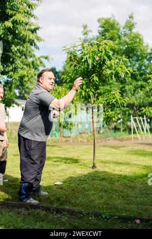 Homme jouant à un jeu de fléchettes. Il a besoin de concentration et de perfection pour gagner Banque D'Images