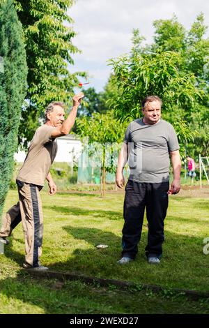 Homme jouant à un jeu de fléchettes. Il a besoin de concentration et de perfection pour gagner Banque D'Images