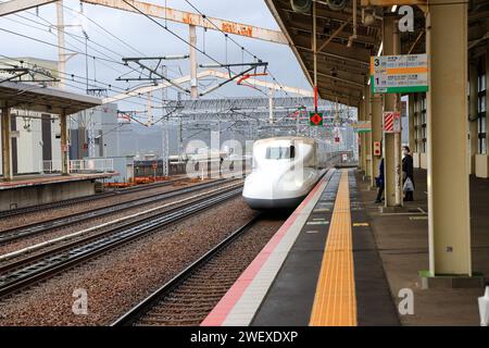 Le train SHINKANSEN s'est approché du quai pour prendre des passagers à LA GARE DE HIMEJI. Banque D'Images