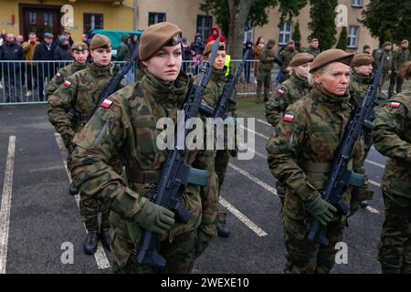 Wroclaw, Wroclaw, Pologne. 27 janvier 2024. Dans les locaux de la 3e Brigade technique radio, à ul. Graniczna 13 à Wroclaw, près de 60 volontaires qui ont décidé de prendre part au projet ''vacances avec Wott'' de la 16e Brigade OT de Basse-Silésie. pplk. Ludwik Marszalek, alias Armor. Le 27 janvier 2024, ils prêtent serment militaire. Les plus jeunes soldats sont pour la plupart des lycéens. (Image de crédit : © Krzysztof Zatycki/ZUMA Press Wire) USAGE ÉDITORIAL SEULEMENT! Non destiné à UN USAGE commercial ! Banque D'Images