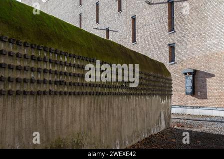 Francfort, Allemagne. 27 janvier 2024. Cette photo prise le 27 janvier 2024 montre le mur d'un ancien cimetière juif sur Battonnstrasse à Francfort, en Allemagne. En 2005, l’Assemblée générale des Nations Unies a adopté une résolution qui a désigné le 27 janvier comme Journée internationale de commémoration à la mémoire des victimes de l’Holocauste, jour où le camp d’extermination d’Auschwitz a été libéré en 1945. Les murs des anciens cimetières juifs contiennent de petits blocs d'acier reprenant les noms des Juifs de Francfort déportés et assassinés entre 1933 et 1945. Crédit : Zhang Fan/Xinhua/Alamy Live News Banque D'Images