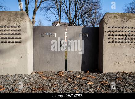 Francfort, Allemagne. 27 janvier 2024. Cette photo prise le 27 janvier 2024 montre la porte d'un ancien cimetière juif sur Battonnstrasse à Francfort, en Allemagne. En 2005, l’Assemblée générale des Nations Unies a adopté une résolution qui a désigné le 27 janvier comme Journée internationale de commémoration à la mémoire des victimes de l’Holocauste, jour où le camp d’extermination d’Auschwitz a été libéré en 1945. Les murs des anciens cimetières juifs contiennent de petits blocs d'acier reprenant les noms des Juifs de Francfort déportés et assassinés entre 1933 et 1945. Crédit : Zhang Fan/Xinhua/Alamy Live News Banque D'Images