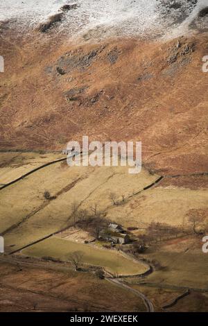 Une ferme lakeland isolée dans la vallée de Boredale, Cumbria, Royaume-Uni Banque D'Images