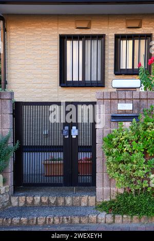 Mur et porte de maison moderne dans le style japonais. Banque D'Images