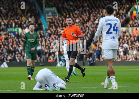 Leeds, Royaume-Uni. 27 janvier 2024. L'arbitre Lewis Smith accorde un coup franc à Leeds juste à l'extérieur de la boîte lors du match du quatrième tour de la coupe Emirates FA Leeds United vs Plymouth Argyle à Elland Road, Leeds, Royaume-Uni, le 27 janvier 2024 (photo de James Heaton/News Images) à Leeds, Royaume-Uni le 1/27/2024. (Photo de James Heaton/News Images/Sipa USA) crédit : SIPA USA/Alamy Live News Banque D'Images