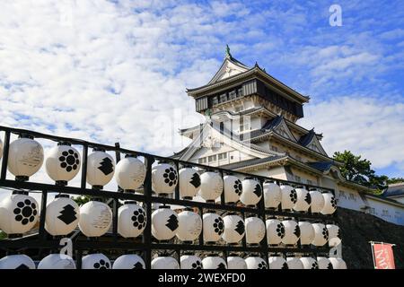 Kokura-JO ou château de Kokura, château japonais dans le parc public de Katsuyama Kitakyushu, à proximité de la rivière Murasaki à Fukuoka, au Japon Banque D'Images