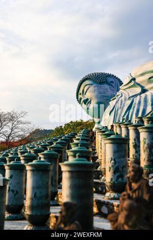 La plus grande statue de Bouddha couchée en bronze au monde au temple nanzo-in, préfecture de Fukuoka, Japon. Banque D'Images