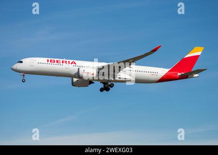 Atterrissage de l'avion de ligne Airbus A350 de la compagnie Iberia Banque D'Images