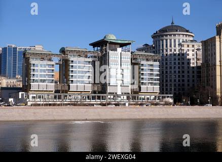 MOSCOU - MARS le 15th 2022: Le bâtiment de l'ambassade britannique à Moscou Russie sur Smolenskaya remblai vue de face Banque D'Images