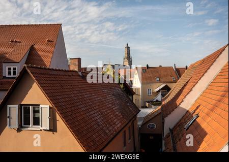 Nördlingen Nördlingen ist eine Stadt en Bayern. Die Altstadt ist von einer gut erhaltenen mittelalterlichen Stadtmauer mit Türmen und überdachtem Wehrgang umgeben. DAS Zentrum der Altstadt bildet der imposante Bau der gotischen St.-Georgskirche mit ihrem Turm, genannt Daniel. Von der Turmspitze chapeau homme einen Panoramablick über die Stadt. DAS Rathaus mit Giebeldach und Türmchen gehört zu einem ensemble mittelalterlicher Gebäude und Fachwerkhäuser rund UM den Marktplatz. Nördlingen Bayern Deutschland *** Nördlingen Nördlingen est une ville de Bavière la vieille ville est entourée d'un moi bien préservé Banque D'Images