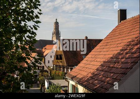 Nördlingen Nördlingen ist eine Stadt en Bayern. Die Altstadt ist von einer gut erhaltenen mittelalterlichen Stadtmauer mit Türmen und überdachtem Wehrgang umgeben. DAS Zentrum der Altstadt bildet der imposante Bau der gotischen St.-Georgskirche mit ihrem Turm, genannt Daniel. Von der Turmspitze chapeau homme einen Panoramablick über die Stadt. DAS Rathaus mit Giebeldach und Türmchen gehört zu einem ensemble mittelalterlicher Gebäude und Fachwerkhäuser rund UM den Marktplatz. Nördlingen Bayern Deutschland *** Nördlingen Nördlingen est une ville de Bavière la vieille ville est entourée d'un moi bien préservé Banque D'Images