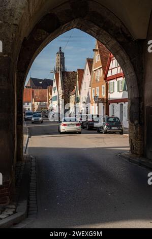 Nördlingen Nördlingen ist eine Stadt en Bayern. Die Altstadt ist von einer gut erhaltenen mittelalterlichen Stadtmauer mit Türmen und überdachtem Wehrgang umgeben. DAS Zentrum der Altstadt bildet der imposante Bau der gotischen St.-Georgskirche mit ihrem Turm, genannt Daniel. Von der Turmspitze chapeau homme einen Panoramablick über die Stadt. DAS Rathaus mit Giebeldach und Türmchen gehört zu einem ensemble mittelalterlicher Gebäude und Fachwerkhäuser rund UM den Marktplatz. Nördlingen Bayern Deutschland *** Nördlingen Nördlingen est une ville de Bavière la vieille ville est entourée d'un moi bien préservé Banque D'Images