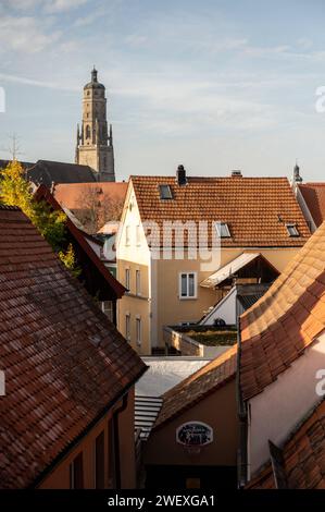 Nördlingen Nördlingen ist eine Stadt en Bayern. Die Altstadt ist von einer gut erhaltenen mittelalterlichen Stadtmauer mit Türmen und überdachtem Wehrgang umgeben. DAS Zentrum der Altstadt bildet der imposante Bau der gotischen St.-Georgskirche mit ihrem Turm, genannt Daniel. Von der Turmspitze chapeau homme einen Panoramablick über die Stadt. DAS Rathaus mit Giebeldach und Türmchen gehört zu einem ensemble mittelalterlicher Gebäude und Fachwerkhäuser rund UM den Marktplatz. Nördlingen Bayern Deutschland *** Nördlingen Nördlingen est une ville de Bavière la vieille ville est entourée d'un moi bien préservé Banque D'Images