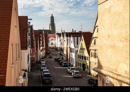 Nördlingen Nördlingen ist eine Stadt en Bayern. Die Altstadt ist von einer gut erhaltenen mittelalterlichen Stadtmauer mit Türmen und überdachtem Wehrgang umgeben. DAS Zentrum der Altstadt bildet der imposante Bau der gotischen St.-Georgskirche mit ihrem Turm, genannt Daniel. Von der Turmspitze chapeau homme einen Panoramablick über die Stadt. DAS Rathaus mit Giebeldach und Türmchen gehört zu einem ensemble mittelalterlicher Gebäude und Fachwerkhäuser rund UM den Marktplatz. Nördlingen Bayern Deutschland *** Nördlingen Nördlingen est une ville de Bavière la vieille ville est entourée d'un moi bien préservé Banque D'Images