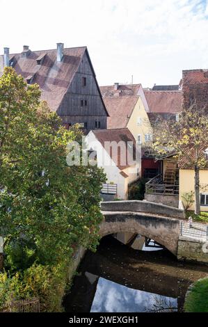 Nördlingen Nördlingen ist eine Stadt en Bayern. Die Altstadt ist von einer gut erhaltenen mittelalterlichen Stadtmauer mit Türmen und überdachtem Wehrgang umgeben. DAS Zentrum der Altstadt bildet der imposante Bau der gotischen St.-Georgskirche mit ihrem Turm, genannt Daniel. Von der Turmspitze chapeau homme einen Panoramablick über die Stadt. DAS Rathaus mit Giebeldach und Türmchen gehört zu einem ensemble mittelalterlicher Gebäude und Fachwerkhäuser rund UM den Marktplatz. Nördlingen Bayern Deutschland *** Nördlingen Nördlingen est une ville de Bavière la vieille ville est entourée d'un moi bien préservé Banque D'Images