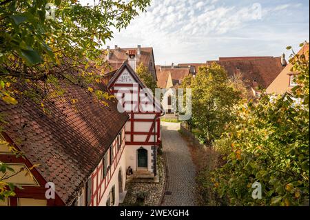 Nördlingen Nördlingen ist eine Stadt en Bayern. Die Altstadt ist von einer gut erhaltenen mittelalterlichen Stadtmauer mit Türmen und überdachtem Wehrgang umgeben. DAS Zentrum der Altstadt bildet der imposante Bau der gotischen St.-Georgskirche mit ihrem Turm, genannt Daniel. Von der Turmspitze chapeau homme einen Panoramablick über die Stadt. DAS Rathaus mit Giebeldach und Türmchen gehört zu einem ensemble mittelalterlicher Gebäude und Fachwerkhäuser rund UM den Marktplatz. Nördlingen Bayern Deutschland *** Nördlingen Nördlingen est une ville de Bavière la vieille ville est entourée d'un moi bien préservé Banque D'Images