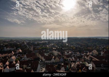 Nördlingen Nördlingen ist eine Stadt en Bayern. Die Altstadt ist von einer gut erhaltenen mittelalterlichen Stadtmauer mit Türmen und überdachtem Wehrgang umgeben. DAS Zentrum der Altstadt bildet der imposante Bau der gotischen St.-Georgskirche mit ihrem Turm, genannt Daniel. Von der Turmspitze chapeau homme einen Panoramablick über die Stadt. DAS Rathaus mit Giebeldach und Türmchen gehört zu einem ensemble mittelalterlicher Gebäude und Fachwerkhäuser rund UM den Marktplatz. Nördlingen Bayern Deutschland *** Nördlingen Nördlingen est une ville de Bavière la vieille ville est entourée d'un moi bien préservé Banque D'Images