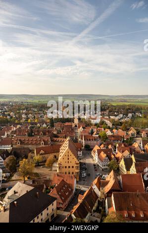 Nördlingen Nördlingen ist eine Stadt en Bayern. Die Altstadt ist von einer gut erhaltenen mittelalterlichen Stadtmauer mit Türmen und überdachtem Wehrgang umgeben. DAS Zentrum der Altstadt bildet der imposante Bau der gotischen St.-Georgskirche mit ihrem Turm, genannt Daniel. Von der Turmspitze chapeau homme einen Panoramablick über die Stadt. DAS Rathaus mit Giebeldach und Türmchen gehört zu einem ensemble mittelalterlicher Gebäude und Fachwerkhäuser rund UM den Marktplatz. Nördlingen Bayern Deutschland *** Nördlingen Nördlingen est une ville de Bavière la vieille ville est entourée d'un moi bien préservé Banque D'Images