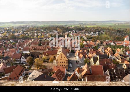 Nördlingen Nördlingen ist eine Stadt en Bayern. Die Altstadt ist von einer gut erhaltenen mittelalterlichen Stadtmauer mit Türmen und überdachtem Wehrgang umgeben. DAS Zentrum der Altstadt bildet der imposante Bau der gotischen St.-Georgskirche mit ihrem Turm, genannt Daniel. Von der Turmspitze chapeau homme einen Panoramablick über die Stadt. DAS Rathaus mit Giebeldach und Türmchen gehört zu einem ensemble mittelalterlicher Gebäude und Fachwerkhäuser rund UM den Marktplatz. Nördlingen Bayern Deutschland *** Nördlingen Nördlingen est une ville de Bavière la vieille ville est entourée d'un moi bien préservé Banque D'Images