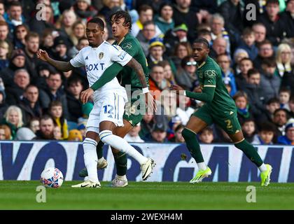 Ashley Phillips de Plymouth Argyle défendant Jaidon Anthony de Leeds United lors du match du quatrième tour de la coupe FA Emirates Leeds United vs Plymouth Argyle à Elland Road, Leeds, Royaume-Uni, le 27 janvier 2024 (photo de Stan Kasala/News Images) Banque D'Images