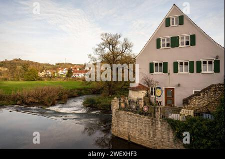 Harburg Harburg Schwaben ist eine Stadt im Landkreis Donau-Ries in Schwaben. SIE liegt im Tal der Wörnitz an der Romantischen Straße zwischen Nördlingen und Donauwörth. Historisch bedeutend ist die gleichnamige Burg Harburg oberhalb der Stadt. Deshalb trägt Harburg auch den Beinamen Burgstadt Bayern Deutschland *** Harburg Harburg Schwaben est une ville dans le district de Donau Ries en Souabe il est situé dans la vallée de la Wörnitz sur la route romantique entre Nördlingen et Donauwörth historiquement significatif est le château éponyme Harburg au-dessus de la ville c'est pourquoi Harburg est également connu comme t Banque D'Images