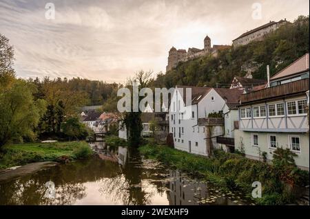 Harburg Harburg Schwaben ist eine Stadt im Landkreis Donau-Ries in Schwaben. SIE liegt im Tal der Wörnitz an der Romantischen Straße zwischen Nördlingen und Donauwörth. Historisch bedeutend ist die gleichnamige Burg Harburg oberhalb der Stadt. Deshalb trägt Harburg auch den Beinamen Burgstadt Bayern Deutschland *** Harburg Harburg Schwaben est une ville dans le district de Donau Ries en Souabe il est situé dans la vallée de la Wörnitz sur la route romantique entre Nördlingen et Donauwörth historiquement significatif est le château éponyme Harburg au-dessus de la ville c'est pourquoi Harburg est également connu comme t Banque D'Images