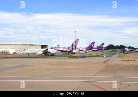 Avions abandonnés dans le parking près de la zone de maintenance et d'entreposage de l'aéroport international de Don-Mueang. Banque D'Images