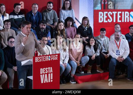 27 janvier 2024 : Jose Ramon Gomez Besteiro, candidat à la présidence de la Xunta de Galicia (gouvernement régional galicien) pour le Parti socialiste galicien (PSdeG, pour son acronyme en espagnol), lors d'un rassemblement à la Faculté de médecine vétérinaire de l'Université de Santiago de Compostelle (USC) à Lugo. (Image de crédit : © Cristian Leyva/ZUMA Press Wire) USAGE ÉDITORIAL SEULEMENT! Non destiné à UN USAGE commercial ! Crédit : ZUMA Press, Inc./Alamy Live News Banque D'Images