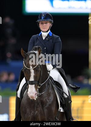AMSTERDAM - Nanna Skodborg Merrald avec Blue hors Don Olymbrio lors de la compétition de dressage de la coupe du monde FEI au tournoi Jumping Amsterdam 2024 à la RAI le 26 janvier 2024 à Amsterdam, pays-Bas. ANP | Hollandse Hoogte | GERRIT VAN COLOGNE Banque D'Images
