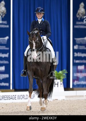 AMSTERDAM - Nanna Skodborg Merrald avec Blue hors Don Olymbrio lors de la compétition de dressage de la coupe du monde FEI au tournoi Jumping Amsterdam 2024 à la RAI le 26 janvier 2024 à Amsterdam, pays-Bas. ANP | Hollandse Hoogte | GERRIT VAN COLOGNE Banque D'Images
