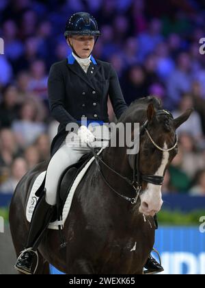 AMSTERDAM - Nanna Skodborg Merrald avec Blue hors Don Olymbrio lors de la compétition de dressage de la coupe du monde FEI au tournoi Jumping Amsterdam 2024 à la RAI le 26 janvier 2024 à Amsterdam, pays-Bas. ANP | Hollandse Hoogte | GERRIT VAN COLOGNE Banque D'Images