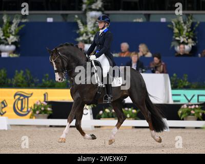 AMSTERDAM - Nanna Skodborg Merrald avec Blue hors Don Olymbrio lors de la compétition de dressage de la coupe du monde FEI au tournoi Jumping Amsterdam 2024 à la RAI le 26 janvier 2024 à Amsterdam, pays-Bas. ANP | Hollandse Hoogte | GERRIT VAN COLOGNE Banque D'Images