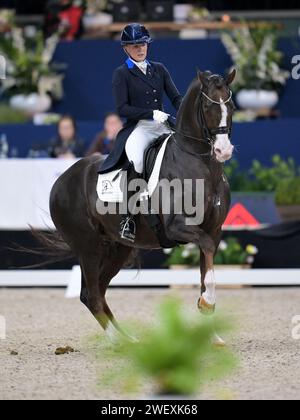 AMSTERDAM - Nanna Skodborg Merrald avec Blue hors Don Olymbrio lors de la compétition de dressage de la coupe du monde FEI au tournoi Jumping Amsterdam 2024 à la RAI le 26 janvier 2024 à Amsterdam, pays-Bas. ANP | Hollandse Hoogte | GERRIT VAN COLOGNE Banque D'Images